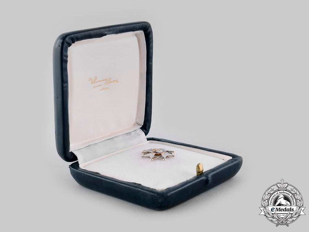 spain,_fascist_state._an_order_of_saint_raymond_of_peñafort_with_case,_miniature,_by_villanueva&_laiseca_c.1950_ci19_1719_1