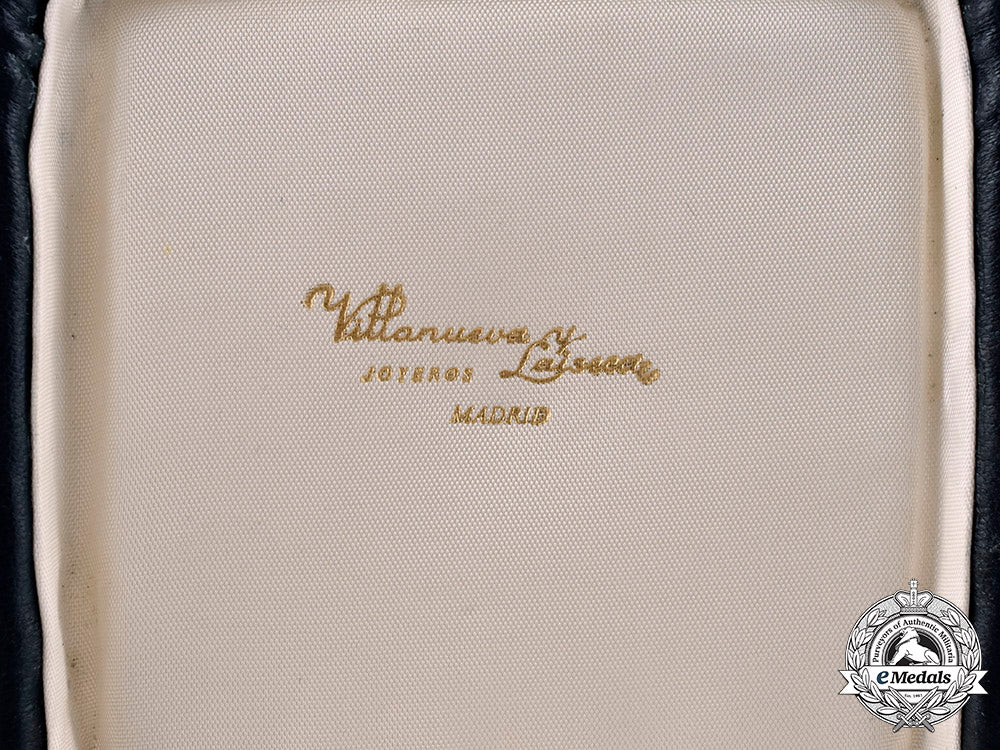 spain,_fascist_state._an_order_of_saint_raymond_of_peñafort_with_case,_miniature,_by_villanueva&_laiseca_c.1950_ci19_1720_1