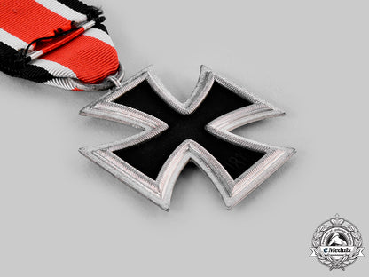 germany,_heer._a1939_iron_cross_ii_class_with_award_document,_by_klein_and_quenzer_ci19_2136_1_2