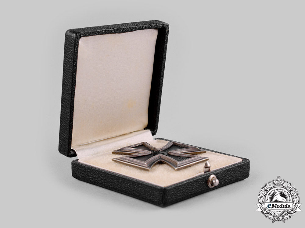 germany,_wehrmacht._a1939_iron_cross_i_class_with_case,_by_deschler&_sohn,_dietrich_maerz_collection_ci19_2274_3_1