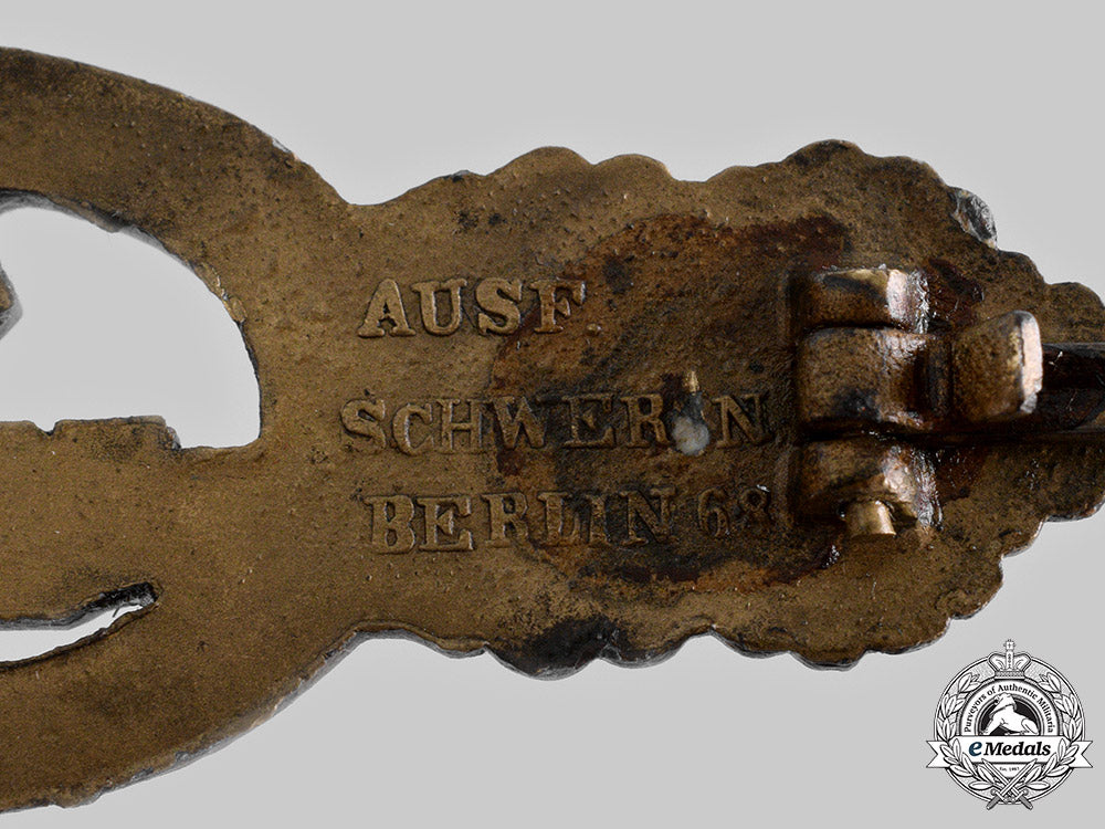 germany,_kriegsmarine._a_u-_boat_front_clasp,_bronze_grade,_by_schwerin_ci19_2606_2