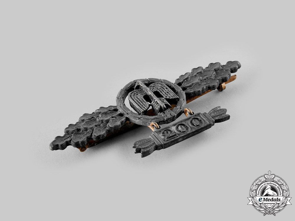 germany,_luftwaffe._a_short_range_day_fighter_clasp,_gold_grade_with200_hanger,_by_g.h._osang_ci19_2915_1_1_1_1_1_1