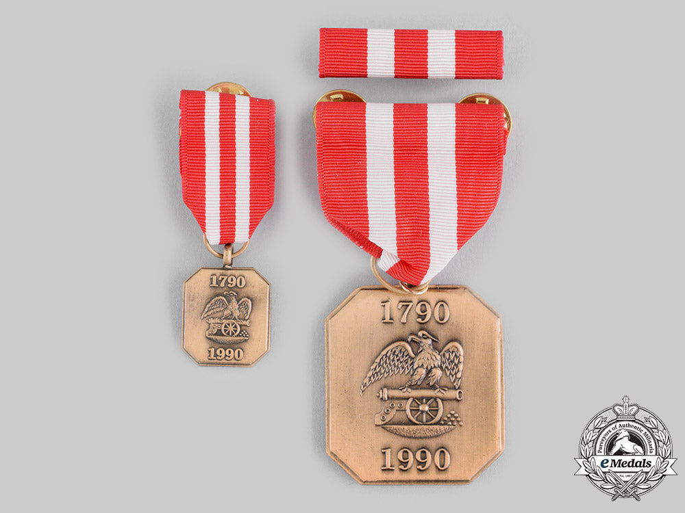 united_states._a_state_of_new_york_veteran_corps_of_artillery_bicentennial_badge1790-1990,_fullsize_and_miniature_ci19_3194