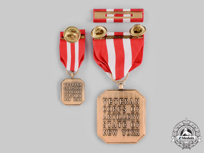 united_states._a_state_of_new_york_veteran_corps_of_artillery_bicentennial_badge1790-1990,_fullsize_and_miniature_ci19_3195