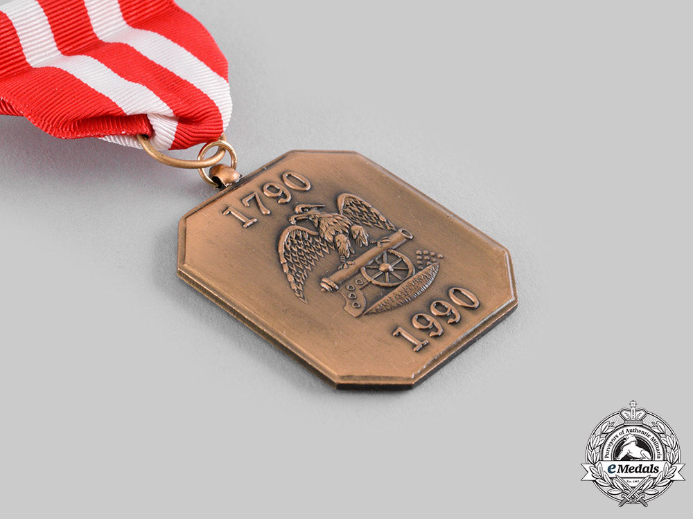 united_states._a_state_of_new_york_veteran_corps_of_artillery_bicentennial_badge1790-1990,_fullsize_and_miniature_ci19_3196
