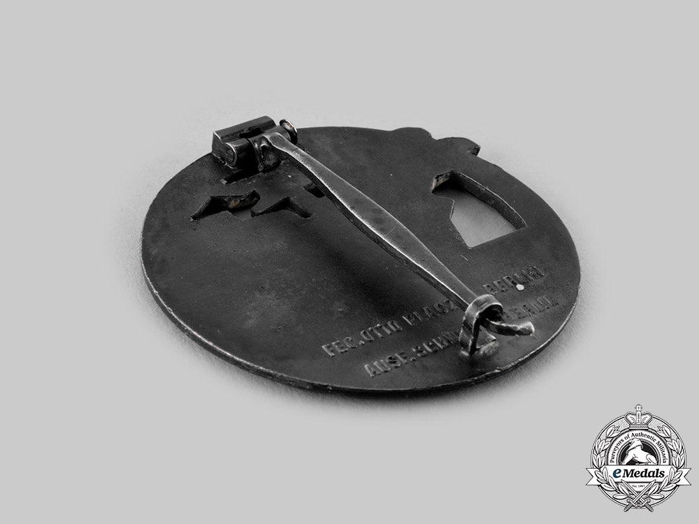 germany,_kriegsmarine._a_blockade_runner_badge,_cased_set_with_pin,_by_schwerin_ci19_3324_1_1_1_1