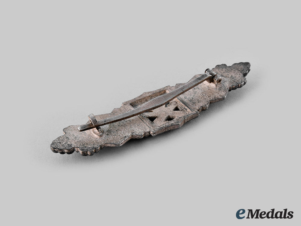 germany,_wehrmacht._a_close_combat_clasp,_silver_grade,_by_friedrich_linden_ci19_3376_1