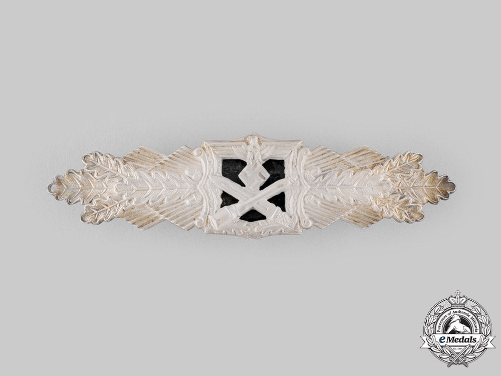 germany,_wehrmacht._a_close_combat_clasp,_silver_grade,_by_arbeitsgemeinschaft_metall_und_kunststoff_ci19_3502