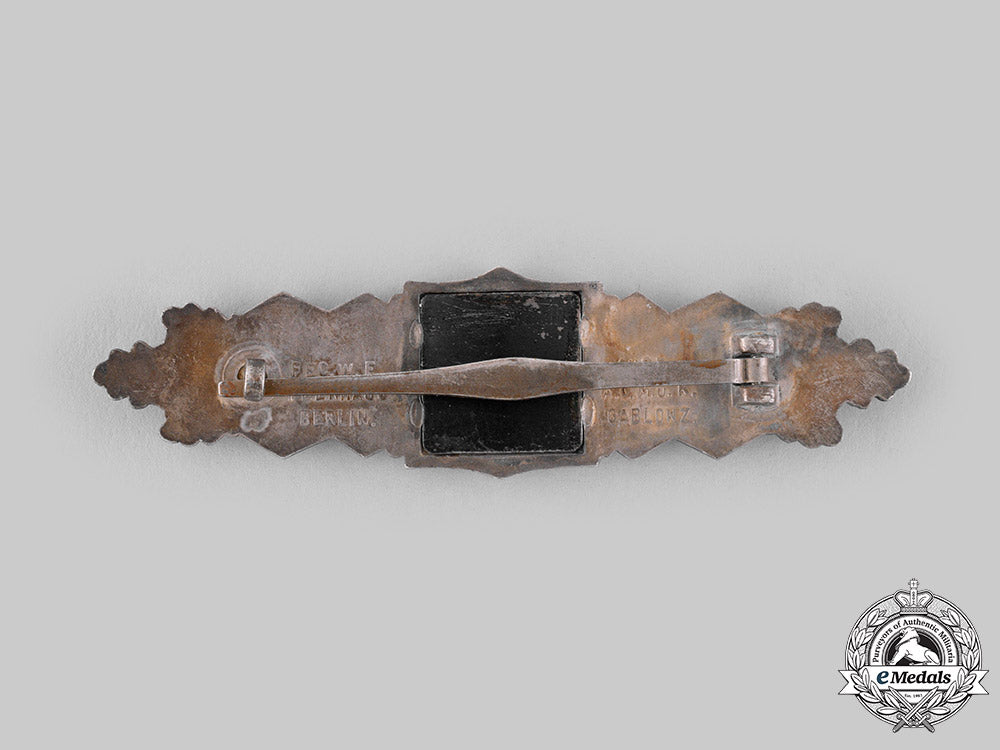 germany,_wehrmacht._a_close_combat_clasp,_silver_grade,_by_arbeitsgemeinschaft_metall_und_kunststoff_ci19_3503