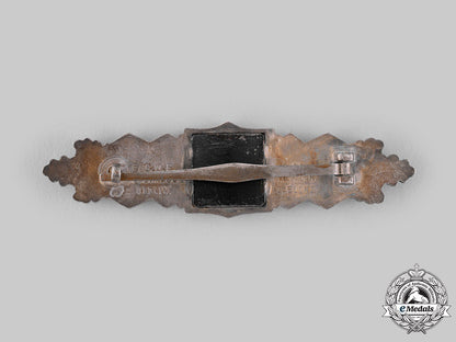 germany,_wehrmacht._a_close_combat_clasp,_silver_grade,_by_arbeitsgemeinschaft_metall_und_kunststoff_ci19_3503