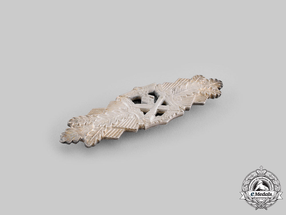 germany,_wehrmacht._a_close_combat_clasp,_silver_grade,_by_arbeitsgemeinschaft_metall_und_kunststoff_ci19_3504