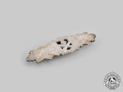 germany,_wehrmacht._a_close_combat_clasp,_silver_grade,_by_arbeitsgemeinschaft_metall_und_kunststoff_ci19_3504