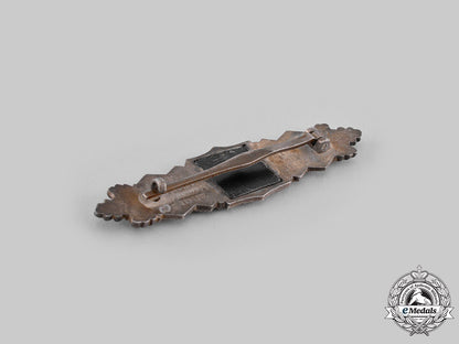 germany,_wehrmacht._a_close_combat_clasp,_silver_grade,_by_arbeitsgemeinschaft_metall_und_kunststoff_ci19_3505