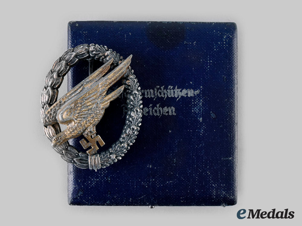 germany,_luftwaffe._a_fallschirmjäger_badge,_type_a_with_case,_by_g.h._osang_ci19_3770_1