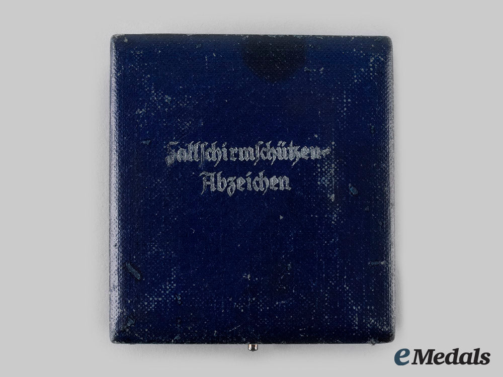 germany,_luftwaffe._a_fallschirmjäger_badge,_type_a_with_case,_by_g.h._osang_ci19_3776