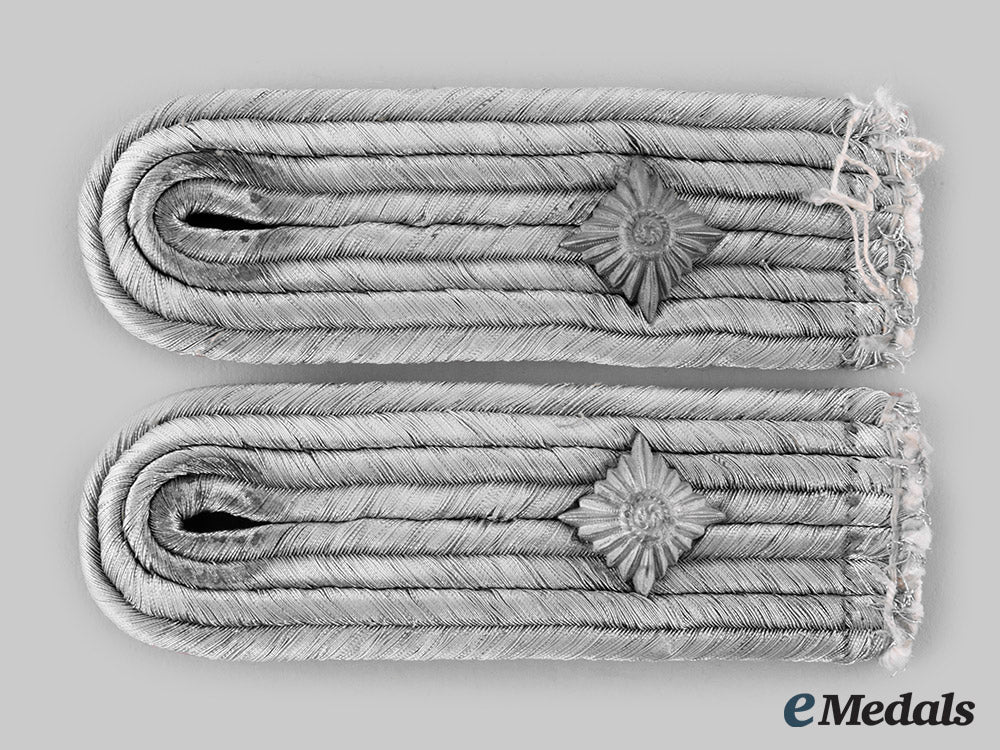 germany,_luftwaffe._a_set_of_communications_oberleutnant_rank_insignia_ci19_3833_1