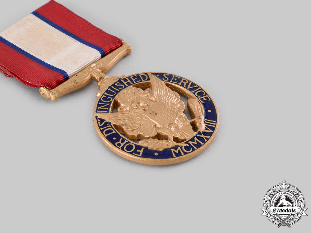 united_states._an_army_distinguished_service_medal,_numbered,_c.1945_ci19_3924