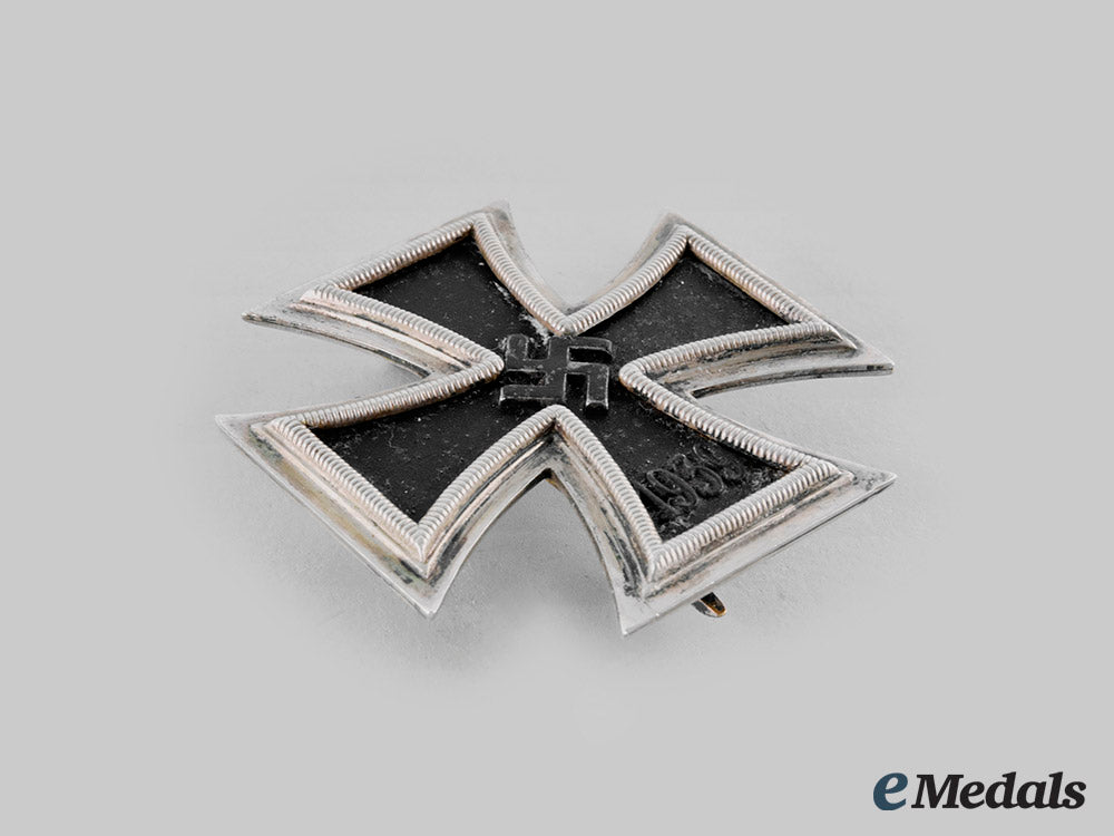 germany,_wehrmacht._a1939_iron_cross,_i_class,_by_wilhelm_deumer_with_case_ci19_4013_1_2_1