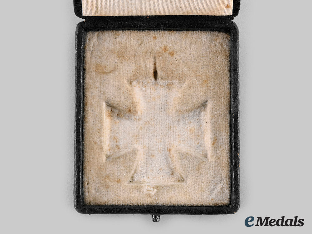 germany,_imperial._a_presentation_case_for_a1914_iron_cross_ii_class_ci19_4206_2