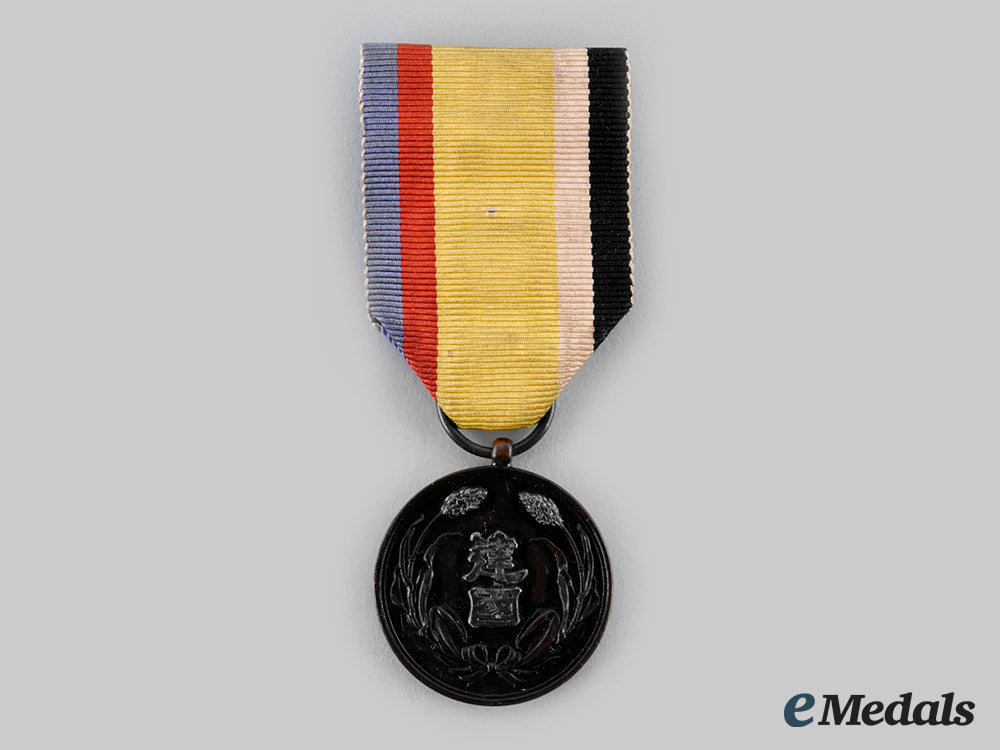 japan,_occupied,_manchukuo._a_national_foundation_merit_medal_with_case_ci19_4499_1