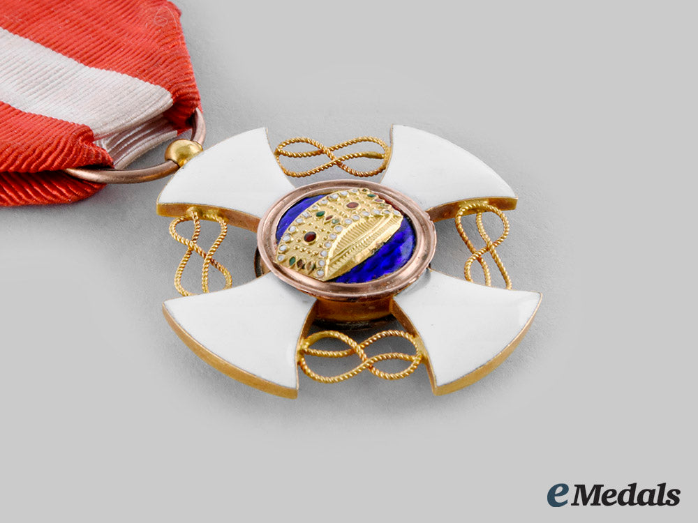 italy,_kingdom._an_order_of_the_crown_of_italy,_v_class_knight_set_in_gold_ci19_4588_1