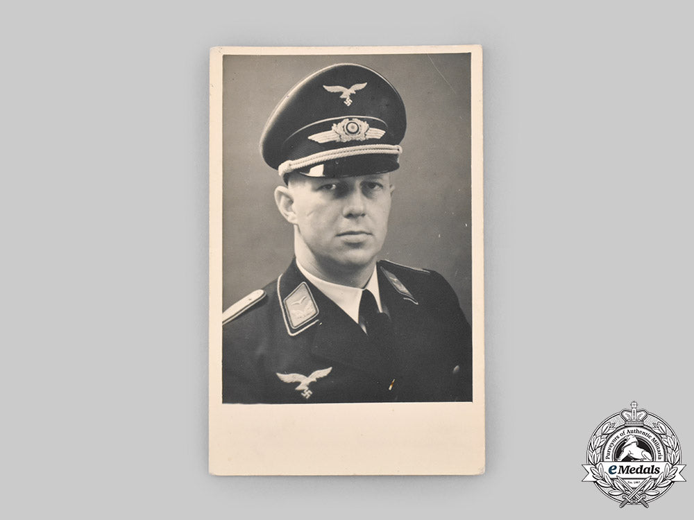 germany,_luftwaffe._a_studio_portrait_of_a_luftwaffe_leutnant_ci19_5435