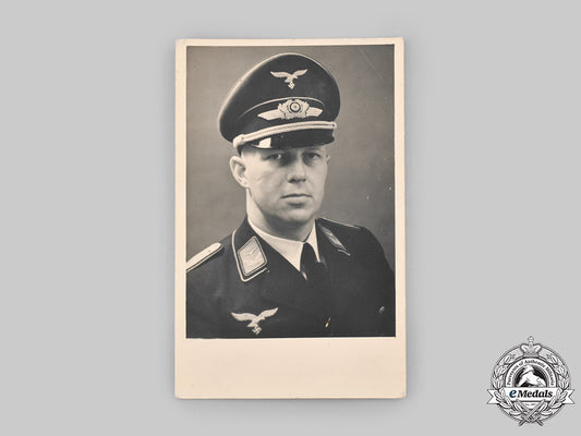 germany,_luftwaffe._a_studio_portrait_of_a_luftwaffe_leutnant_ci19_5435