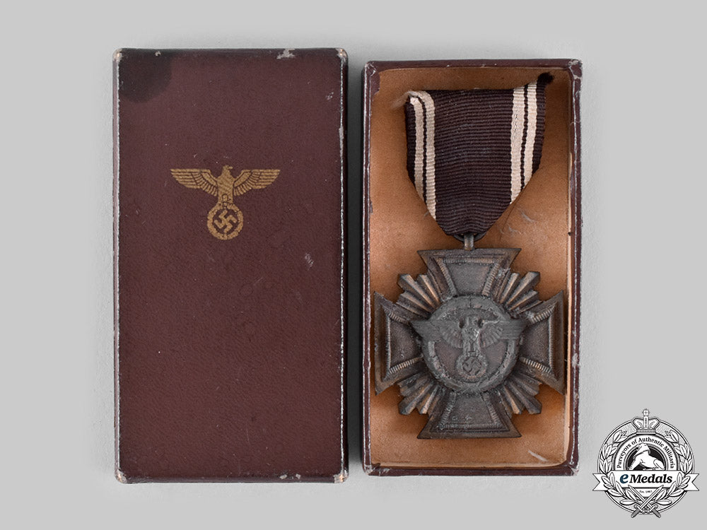 germany,_nsdap._a_long_service_decoration,_bronze_grade_for10_years,_with_case_by_josef_hillebrand_ci19_5593