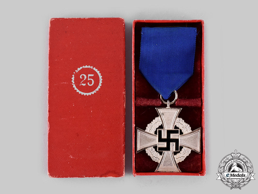 germany,_third_reich._a_civil_service_long_service_decoration,_ii_class_for25_years_with_case,_by_wächtler&_lange_ci19_6063