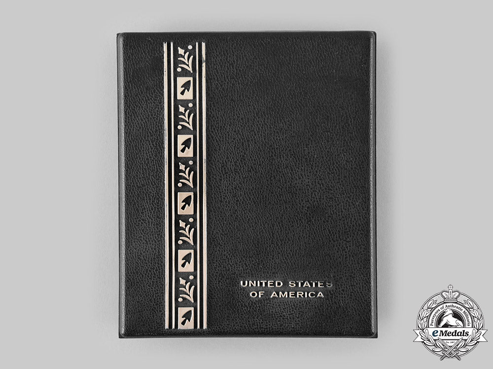 united_states._a_lot_of_eight_second_war_armed_forces_items_ci19_6909_1