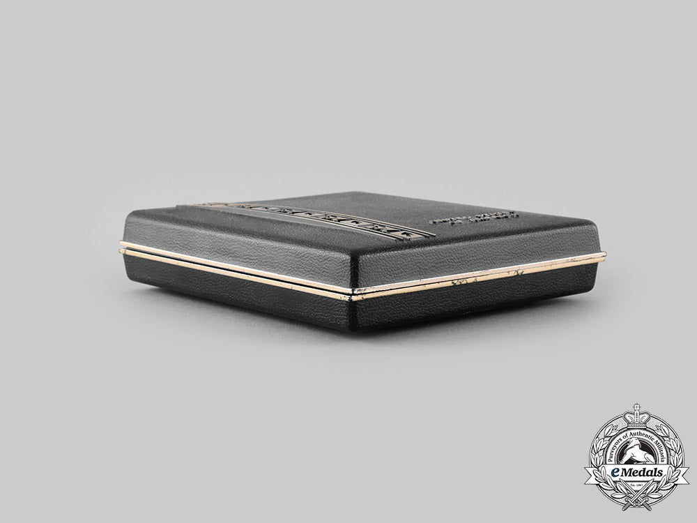 united_states._a_lot_of_eight_second_war_armed_forces_items_ci19_6910_1