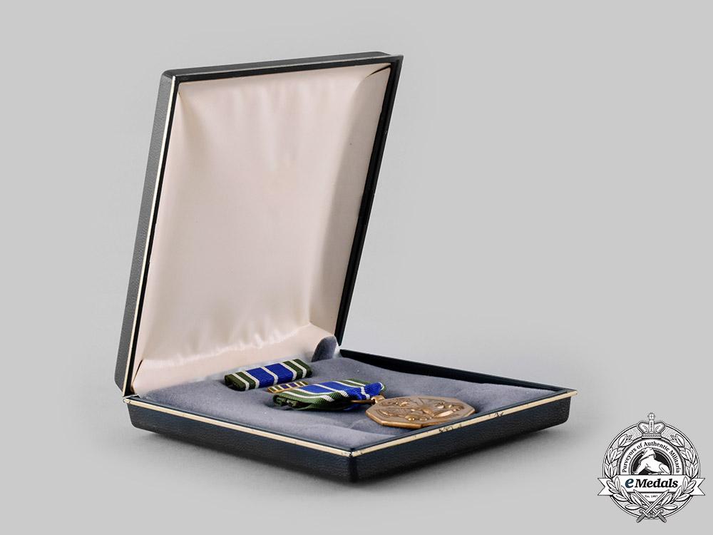 united_states._a_lot_of_eight_second_war_armed_forces_items_ci19_6911_1