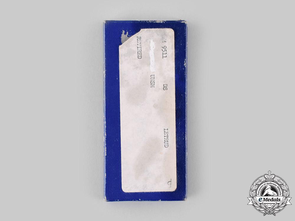 united_states._a_lot_of_eight_second_war_armed_forces_items_ci19_6912_1