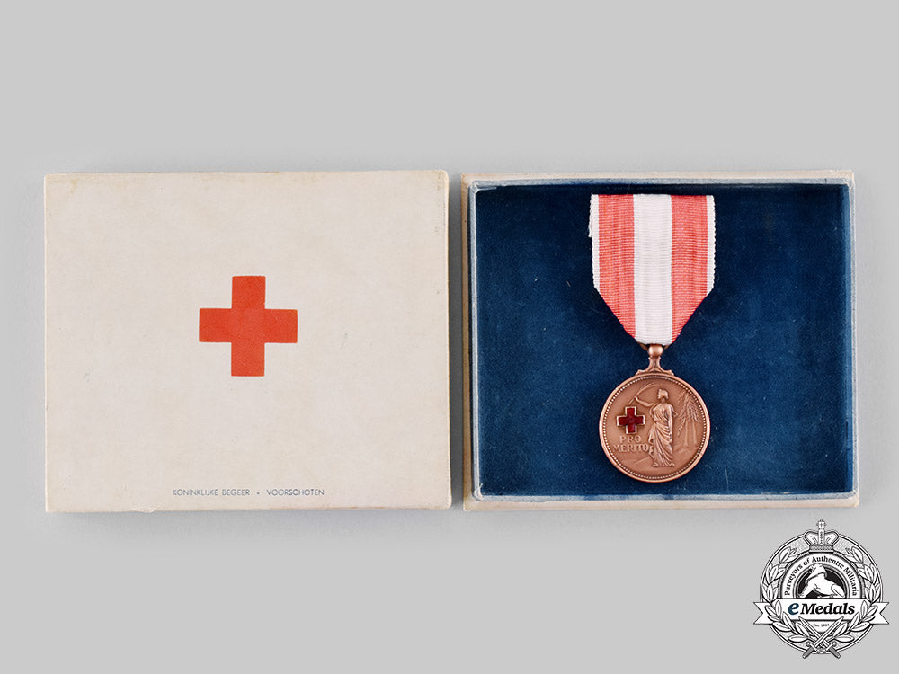 netherlands,_kingdom._a_medal_of_merit_of_the_dutch_red_cross,_ii_class_bronze_grade,_c.1945_ci19_7072_1