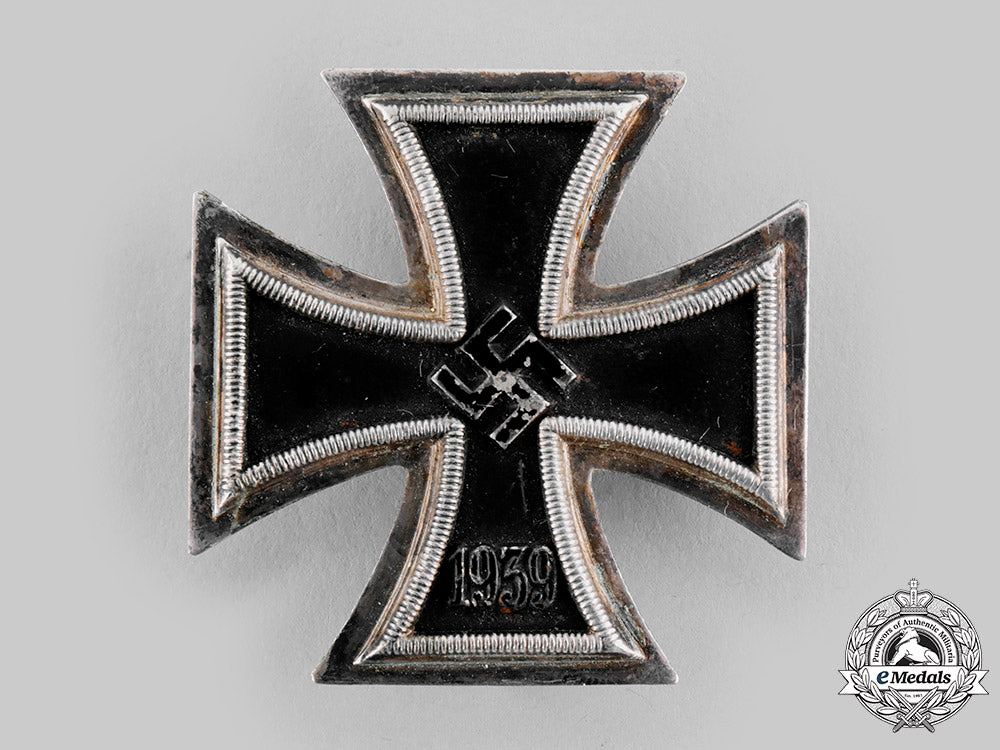 germany,_wehrmacht._an_early_and_scarce1939_iron_cross_i_class,_with_case_and_bearer_photograph_ci19_8992_1_1