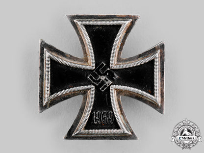 germany,_wehrmacht._an_early_and_scarce1939_iron_cross_i_class,_with_case_and_bearer_photograph_ci19_8992_1_1