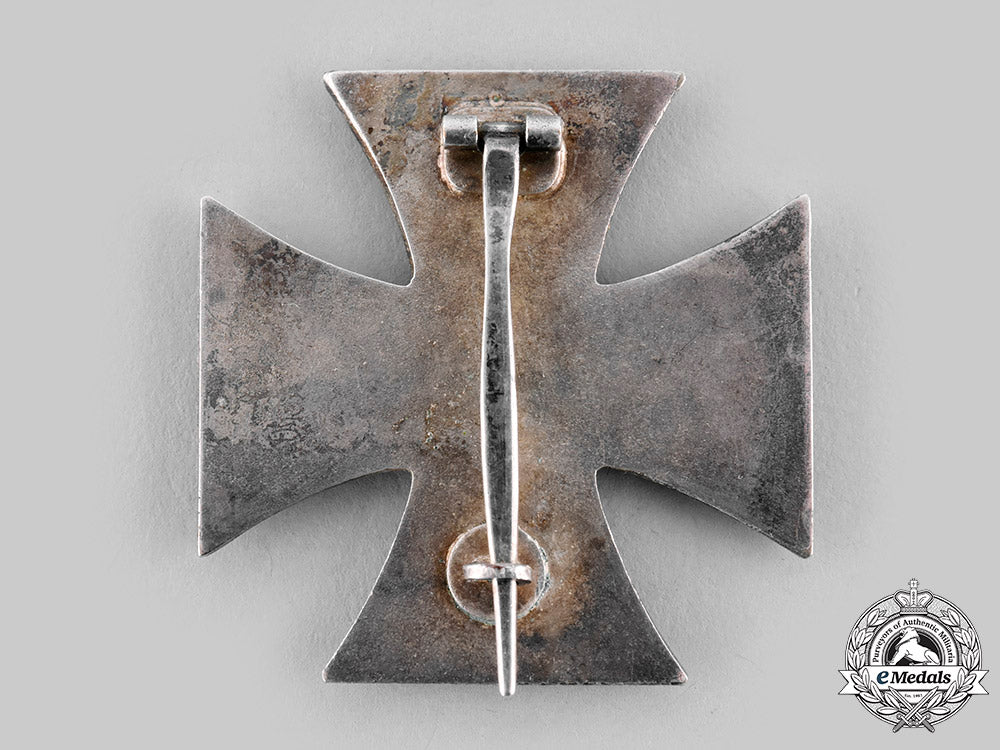 germany,_wehrmacht._an_early_and_scarce1939_iron_cross_i_class,_with_case_and_bearer_photograph_ci19_8993_1_1