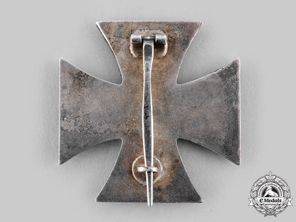 germany,_wehrmacht._an_early_and_scarce1939_iron_cross_i_class,_with_case_and_bearer_photograph_ci19_8993_1_1