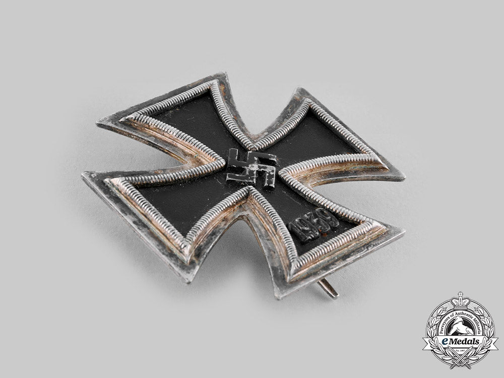 germany,_wehrmacht._an_early_and_scarce1939_iron_cross_i_class,_with_case_and_bearer_photograph_ci19_8994_1_1