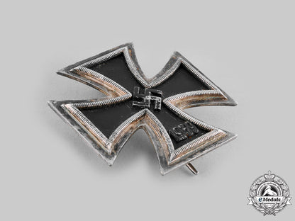 germany,_wehrmacht._an_early_and_scarce1939_iron_cross_i_class,_with_case_and_bearer_photograph_ci19_8994_1_1