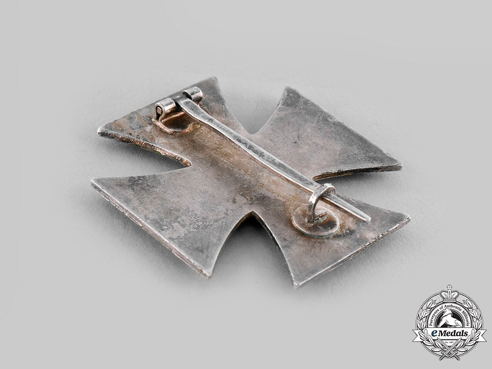 germany,_wehrmacht._an_early_and_scarce1939_iron_cross_i_class,_with_case_and_bearer_photograph_ci19_8995_1_1