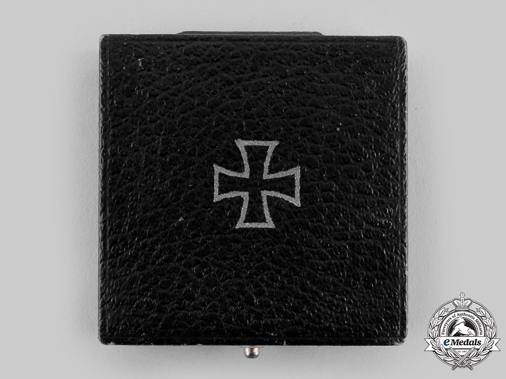 germany,_wehrmacht._an_early_and_scarce1939_iron_cross_i_class,_with_case_and_bearer_photograph_ci19_8996_1_1