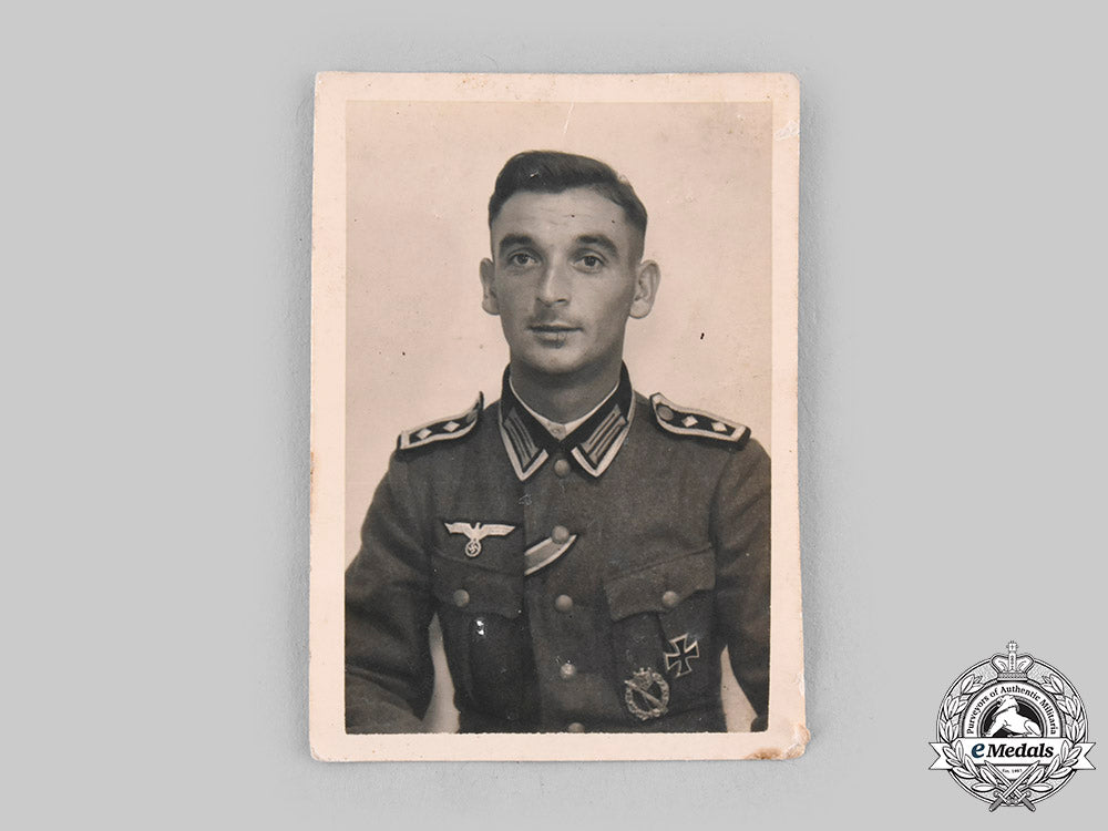 germany,_wehrmacht._an_early_and_scarce1939_iron_cross_i_class,_with_case_and_bearer_photograph_ci19_8999_1_1