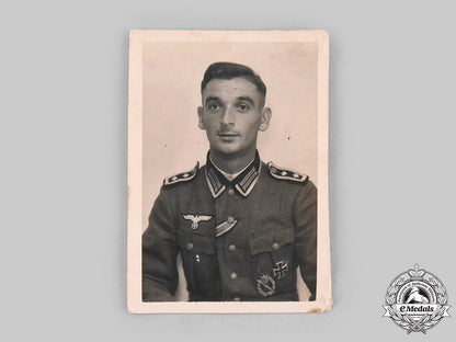 germany,_wehrmacht._an_early_and_scarce1939_iron_cross_i_class,_with_case_and_bearer_photograph_ci19_8999_1_1