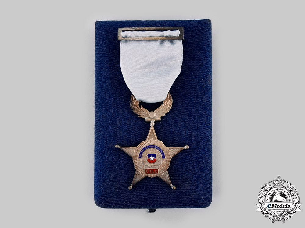 chile,_republic._a_merit_star_for_the_investigative_police,_troops_with_case_ci19_9920_1_1