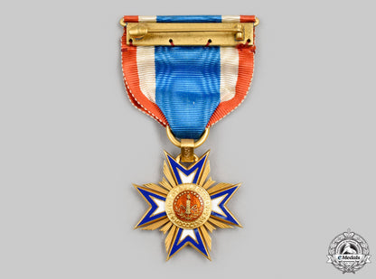 united_states._a_military_order_of_the_loyal_legion_of_the_united_states_membership_badge_in_gold,_c.1900_cic2021__mnc7048_1_1