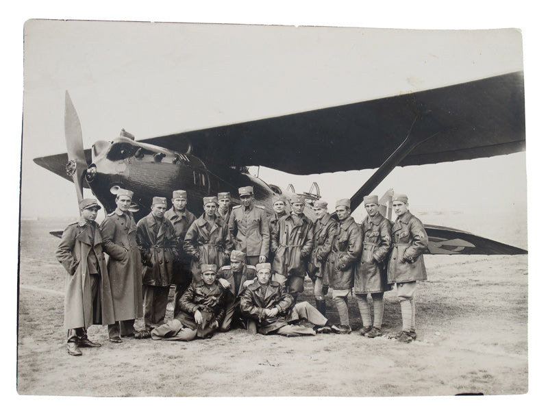 group_picture_in_front_of_the_cr7651