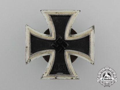 an_iron_cross1939_first_class;_screwback_version_by_schauerte&_hohfeld_d_0390_1