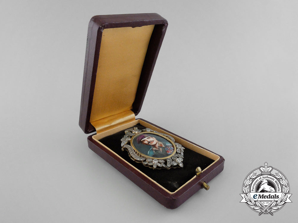 an_exquisite_king_hussein_of_jordan_presentation_badge_in_gold&_diamonds_d_0603