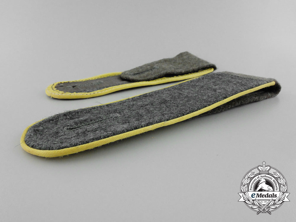 a_matching_pair_of_wehrmacht_signals_enlisted_man’s_shoulder_boards_d_1146_1